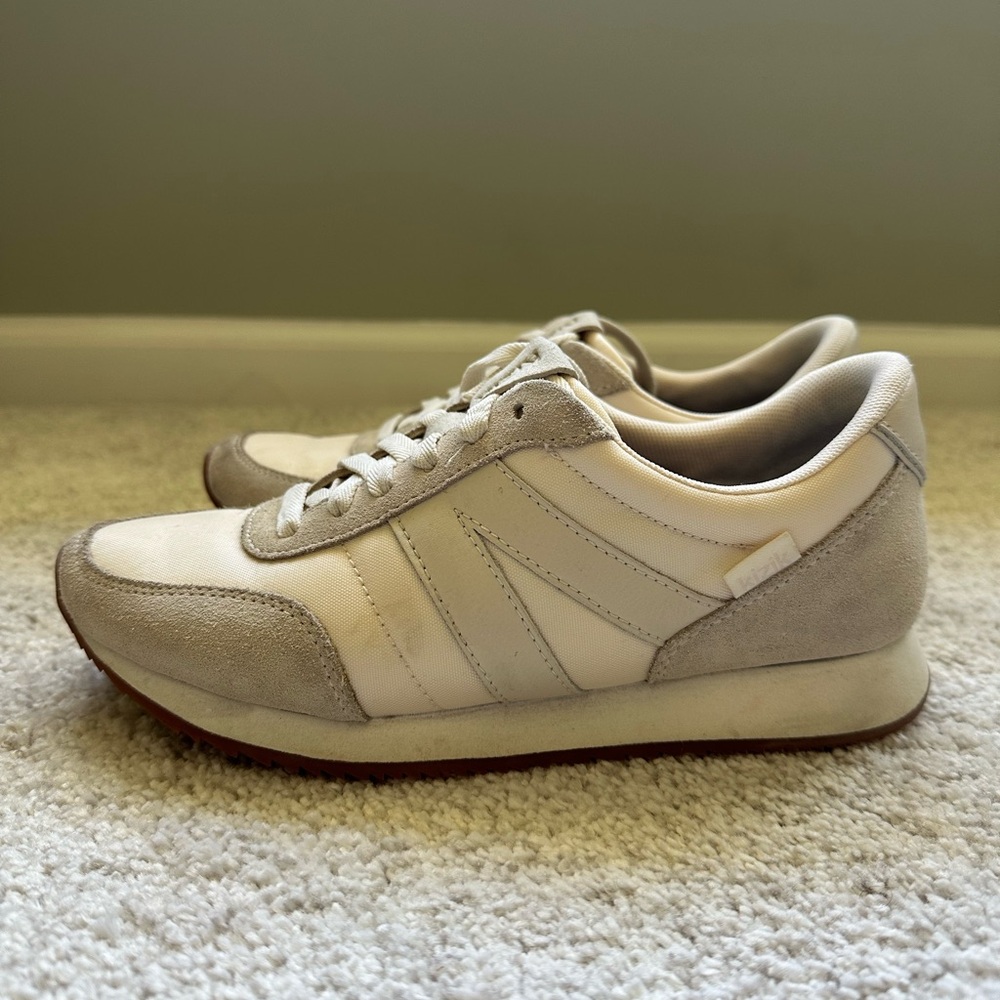 Versatile White and Gray Sneakers with Retro Design